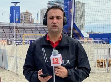 Periodista Sebastián Díaz en un reporte para Deportes 13.