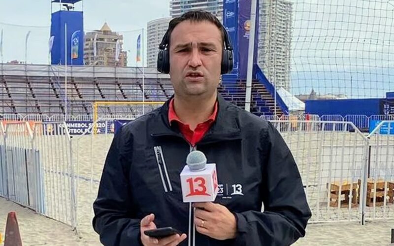 Periodista Sebastián Díaz en un reporte para Deportes 13.