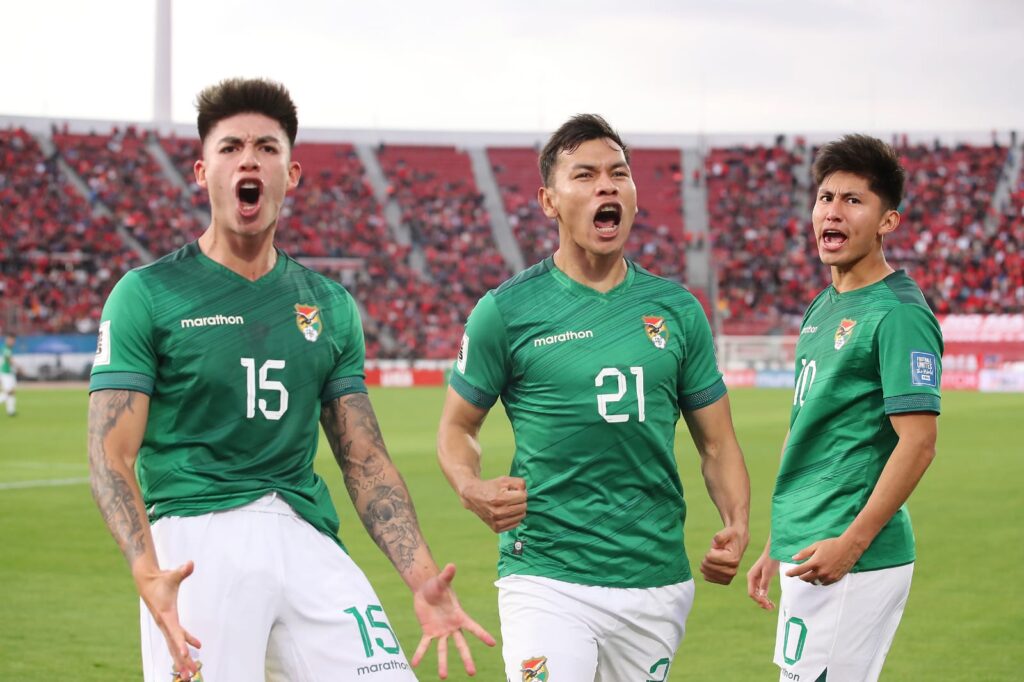 Selección Boliviana celebrando uno de sus goles frente a la Selección Chilena.