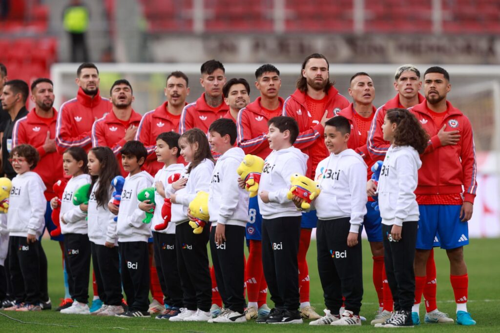 Selección Chilena formada cantando el himno frente a Bolivia.