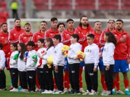 Selección Chilena formada cantando el himno frente a Bolivia.