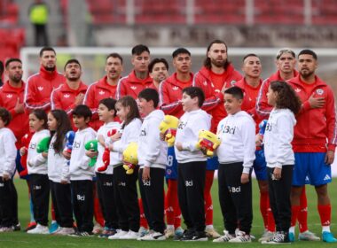 Selección Chilena formada cantando el himno frente a Bolivia.