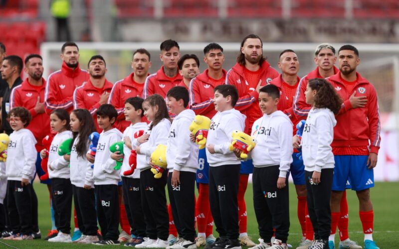 Selección Chilena formada cantando el himno frente a Bolivia.