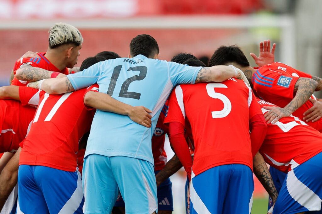 Jugadores de la Selección Chilena abrazados antes del partido ante Bolivia.