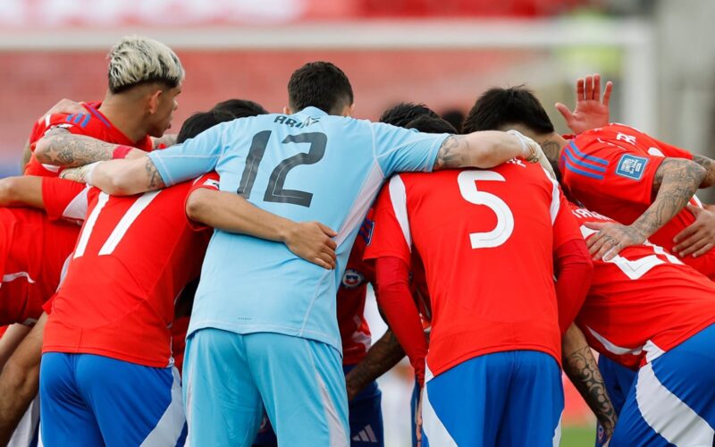 Jugadores de la Selección Chilena abrazados antes del partido ante Bolivia.