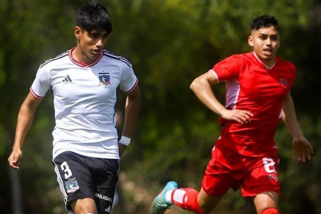 Matías Moya manejando el balón ante la marca de un jugador de Ñublense.