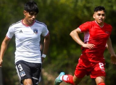 Matías Moya manejando el balón ante la marca de un jugador de Ñublense.