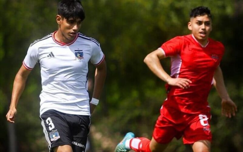 Matías Moya manejando el balón ante la marca de un jugador de Ñublense.