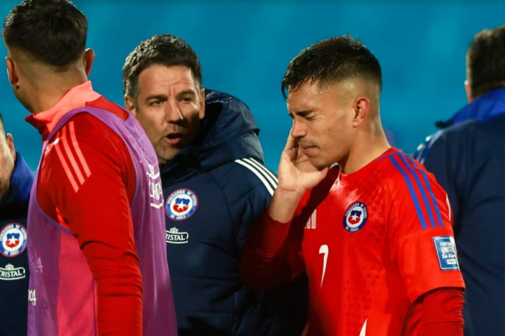 Vicente Pizarro se retiró lesionado del partido entre La Roja y Bolivia.