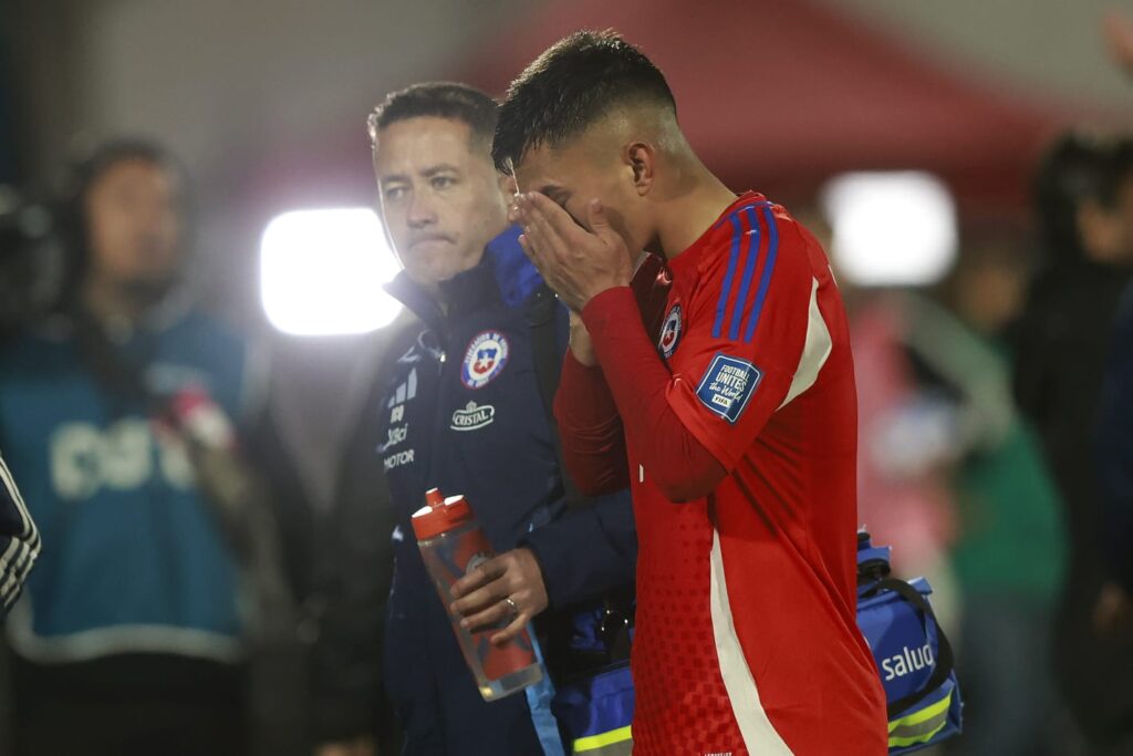 Vicente Pizarro retirándose lesionado del partido de la Selección Chilena.