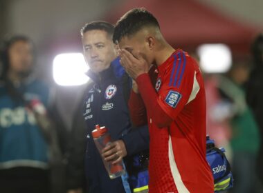 Vicente Pizarro retirándose lesionado del partido de la Selección Chilena.