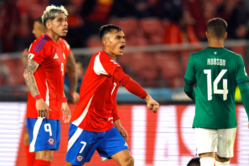 Vicente Pizarro y Carlos Palacios en el partido de la Selección Chilena vs Bolivia.