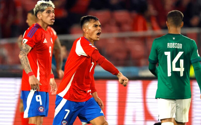 Vicente Pizarro y Carlos Palacios en el partido de la Selección Chilena vs Bolivia.