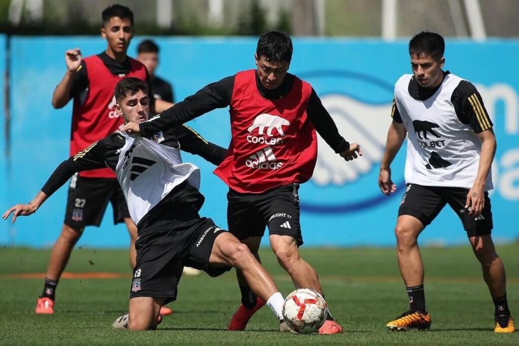 Jugadores de Colo-Colo entrenando.