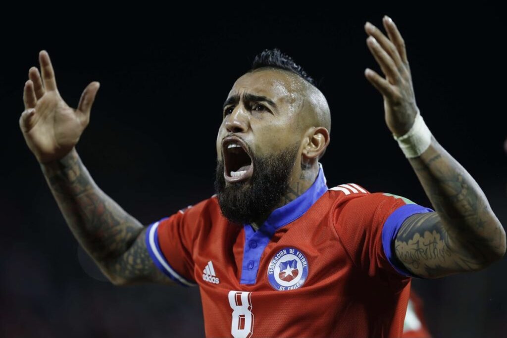 Arturo Vidal celebrando un gol con la camiseta de la Selección Chilena.