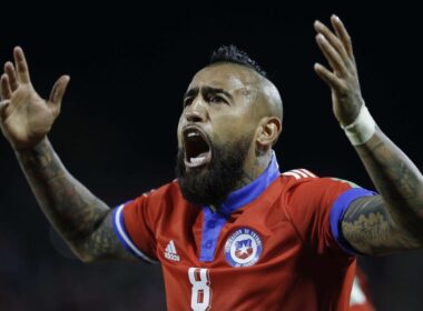 Arturo Vidal celebrando un gol con la camiseta de la Selección Chilena.