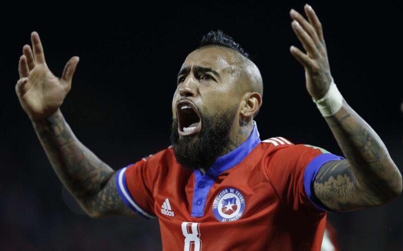 Arturo Vidal celebrando un gol con la camiseta de la Selección Chilena.