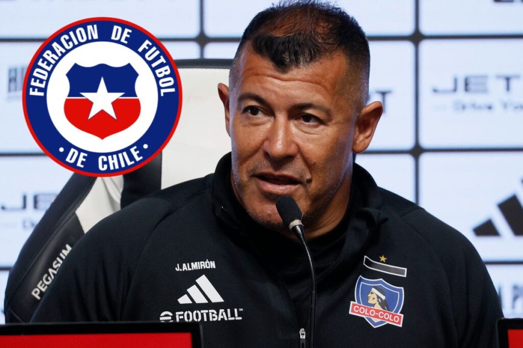 Primer plano de Jorge Almirón junto al escudo de la Selección Chilena.