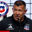 Primer plano de Jorge Almirón junto al escudo de la Selección Chilena.