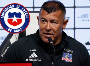 Primer plano de Jorge Almirón junto al escudo de la Selección Chilena.