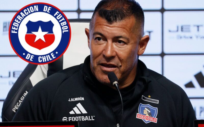 Primer plano de Jorge Almirón junto al escudo de la Selección Chilena.