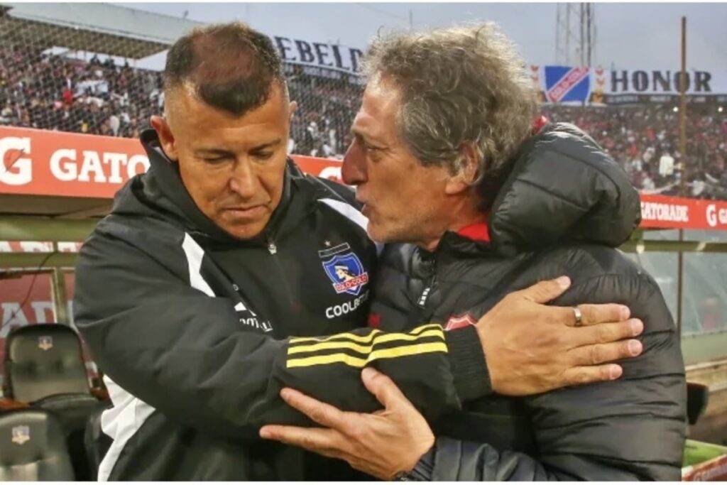 Primer plano a Mario Salas y Jorge Almirón. saludándose en el Estadio Monumental.