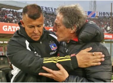 Primer plano a Mario Salas y Jorge Almirón. saludándose en el Estadio Monumental.