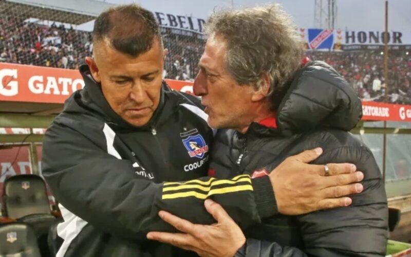 Primer plano a Mario Salas y Jorge Almirón. saludándose en el Estadio Monumental.