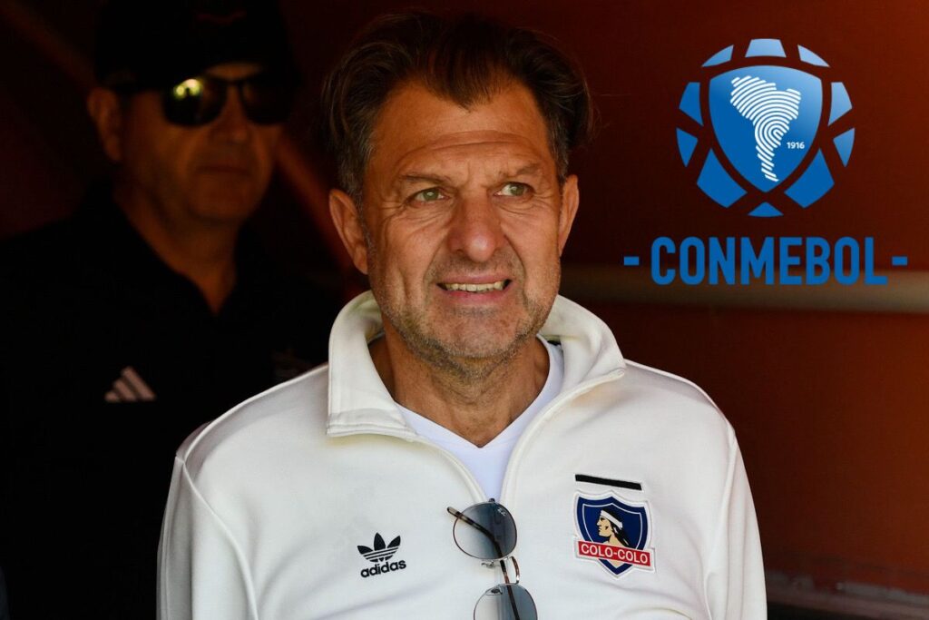 Primer plano de Aníbal Mosa con indumentaria de Colo-Colo y logo de la Conmebol.