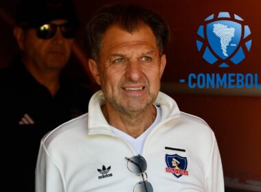 Primer plano de Aníbal Mosa con indumentaria de Colo-Colo y logo de la Conmebol.