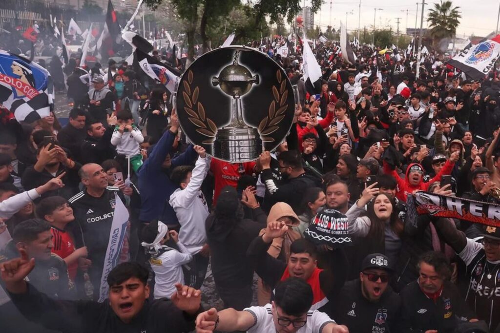 Hinchas de Colo-Colo durante el Arengazo.