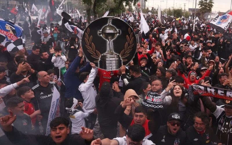 Hinchas de Colo-Colo durante el Arengazo.