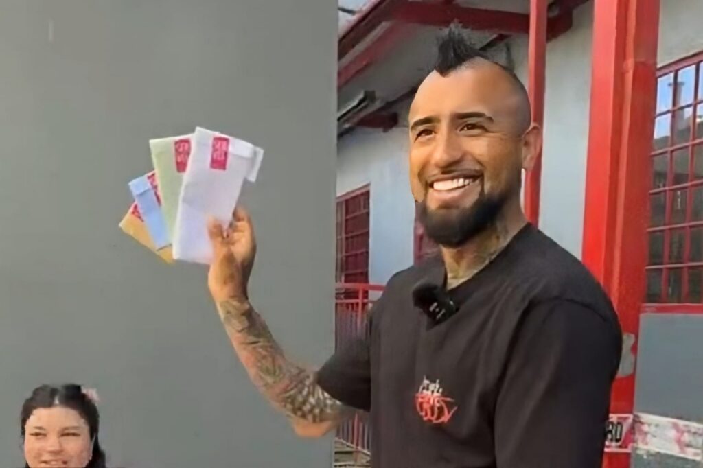 Arturo Vidal con sus papeletas de voto en las Elecciones Regionales y Municipales.