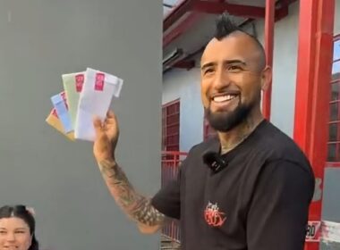 Arturo Vidal con sus papeletas de voto en las Elecciones Regionales y Municipales.