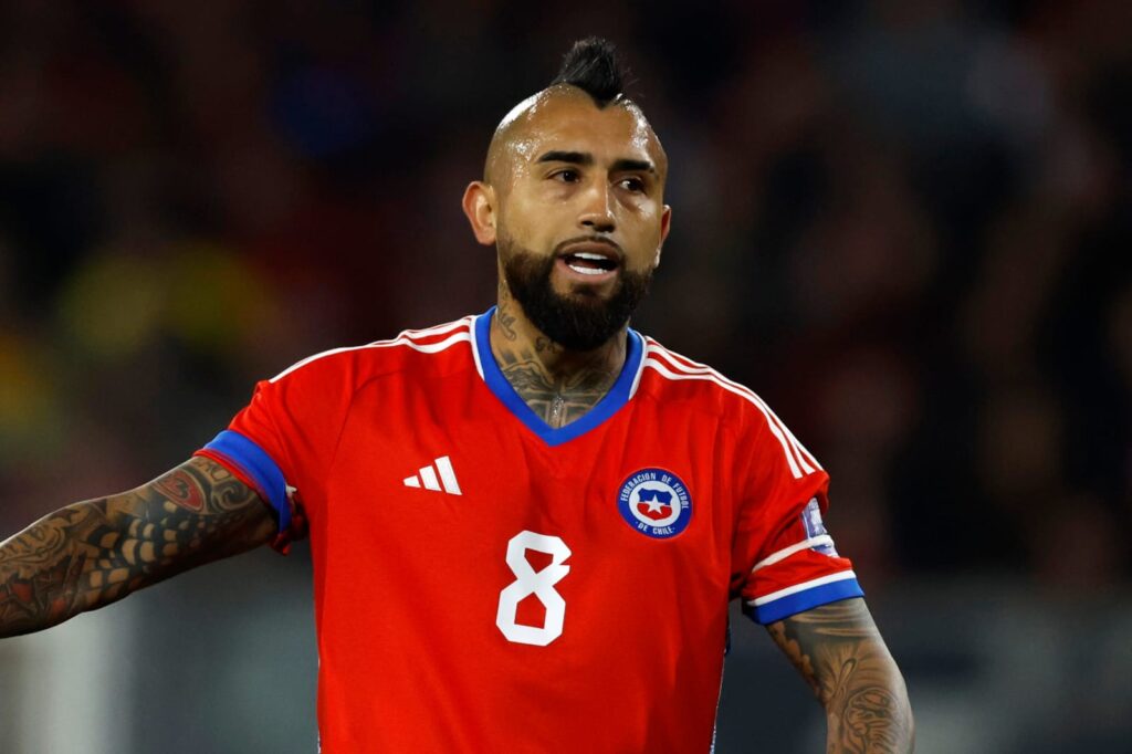 Primer plano a Arturo Vidal con la camiseta de la Selección Chilena.