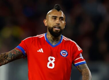 Primer plano a Arturo Vidal con la camiseta de la Selección Chilena.