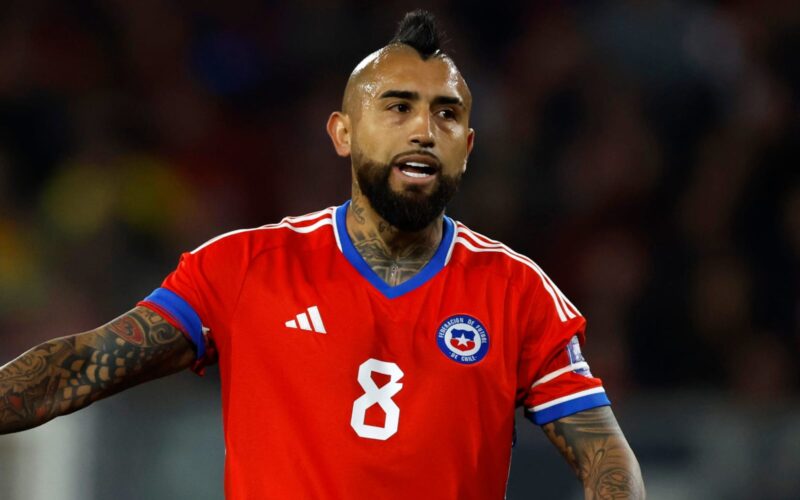 Primer plano a Arturo Vidal con la camiseta de la Selección Chilena.