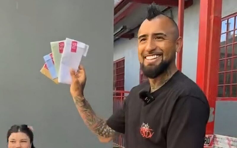 Arturo Vidal con sus papeletas de voto en las Elecciones Regionales y Municipales.