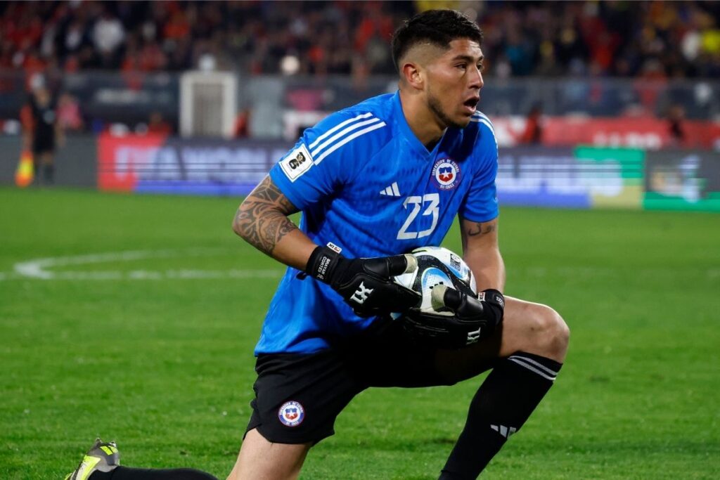 Brayan Cortés con la camiseta de la Selección Chilena.