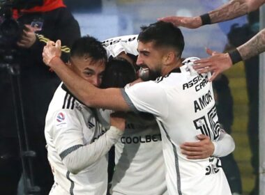 Plantel de Colo-Colo abrazado celebrando un gol.