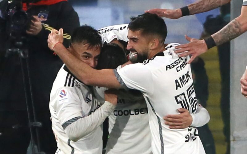 Plantel de Colo-Colo abrazado celebrando un gol.