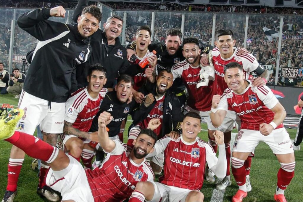 Plantel de Colo-Colo celebrando el triunfo vs Audax Italiano.