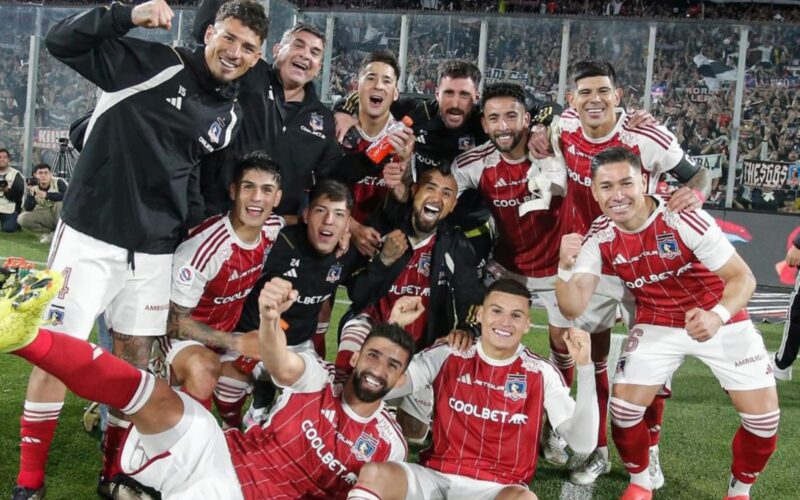 Plantel de Colo-Colo celebrando el triunfo vs Audax Italiano.