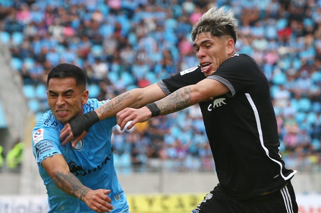 Carlos Palacios en un partido de Colo-Colo vs Deportes Iquique.