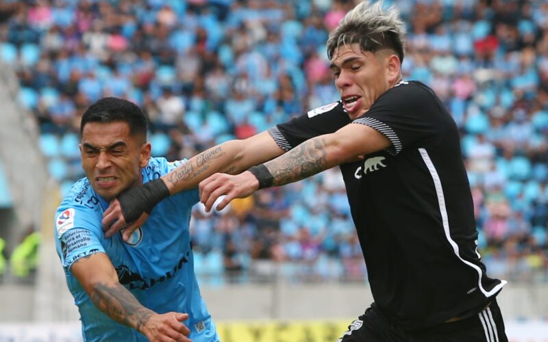 Carlos Palacios en un partido de Colo-Colo vs Deportes Iquique.