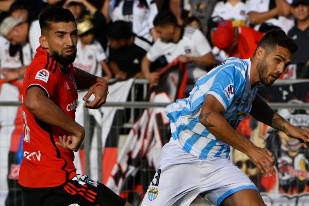 Emiliano Amor y Joaquín Larrivey durante un partido de Colo-Colo vs Magallanes.