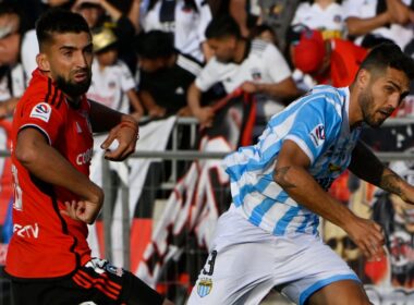 Emiliano Amor y Joaquín Larrivey durante un partido de Colo-Colo vs Magallanes.