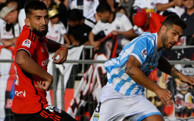 Emiliano Amor y Joaquín Larrivey durante un partido de Colo-Colo vs Magallanes.