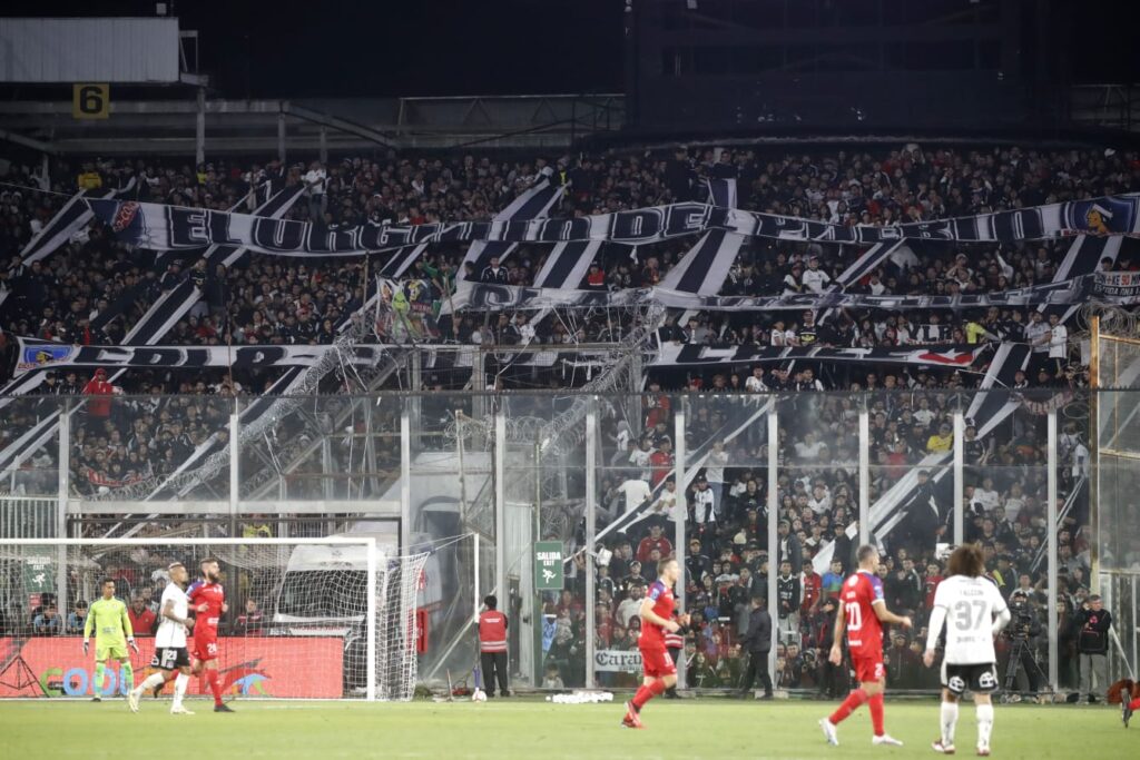 Hinchad de Colo-Colo en un partido vs Unión la Calera en el Estadio Monumental.