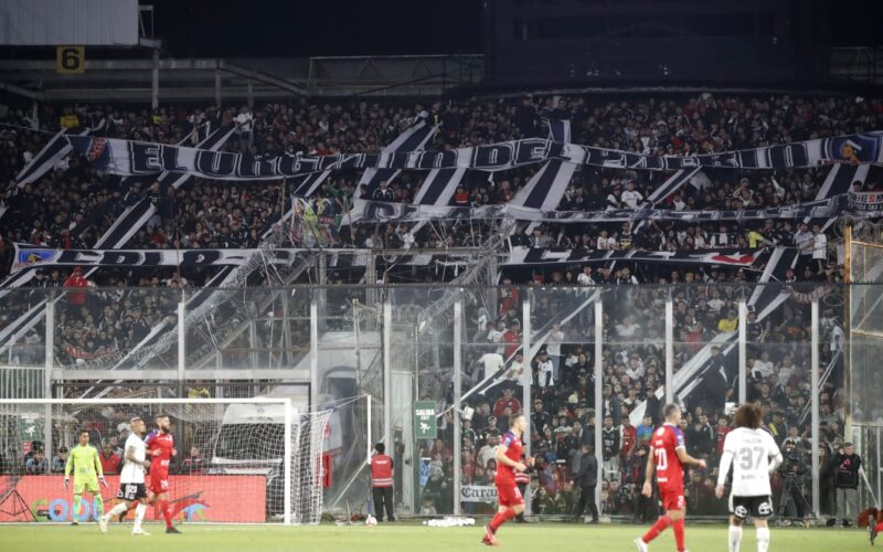 Hinchad de Colo-Colo en un partido vs Unión la Calera en el Estadio Monumental.